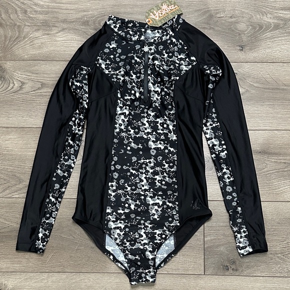 Uvskinz Other - UV Skinz Half Zip Long Sleeve Rashguard Thumbhole Swimsuit Black White Floral‎ S